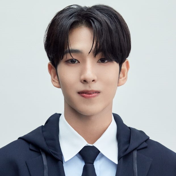 Aom (ออม) / (어엄)